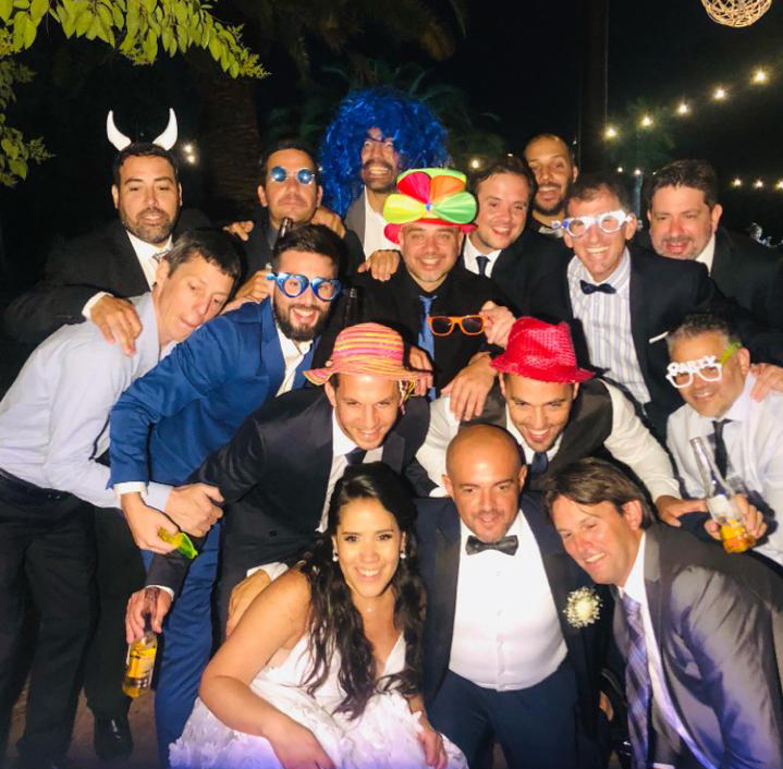 personas sacándose foto con espejo mágico en un evento