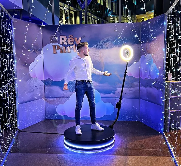 persona usando base 360 o spinner 360 en un evento